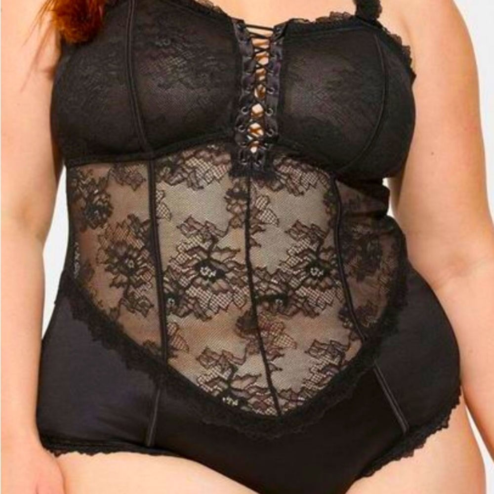 Lace knit fabric.
93%nylon7%spandex.
Hand wash cold. Dry flat.
